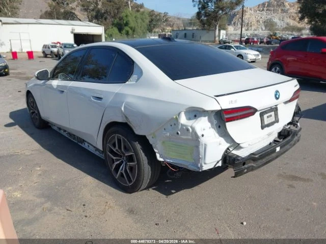 BMW i5 * eDrive40* КОЖА* ПОДГРЕВ* HARMAN KARDON* HUD* 360, снимка 3 - Автомобили и джипове - 55131041