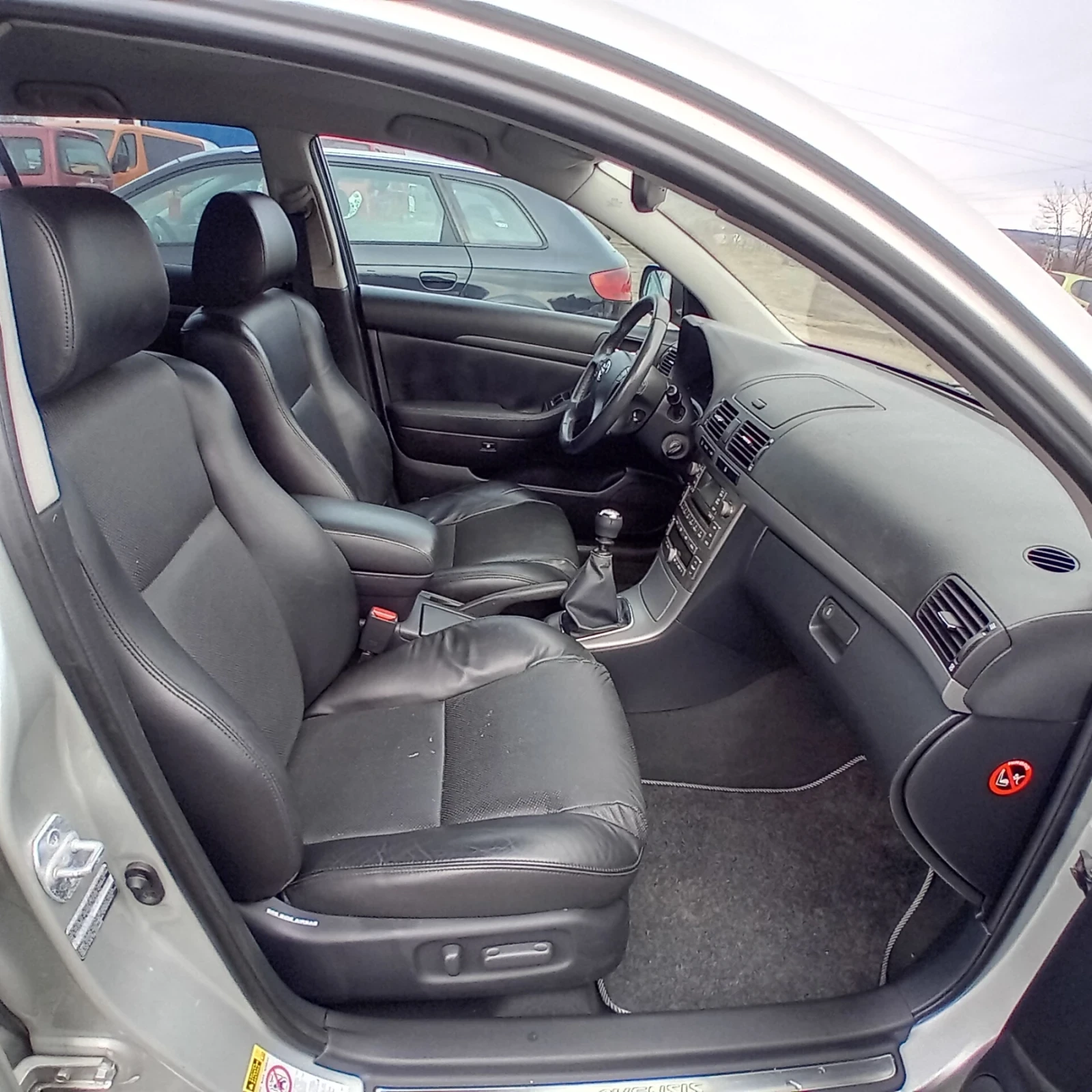 Toyota Avensis 2.0 D4D facelift , снимка 14 - Автомобили и джипове - 53763634