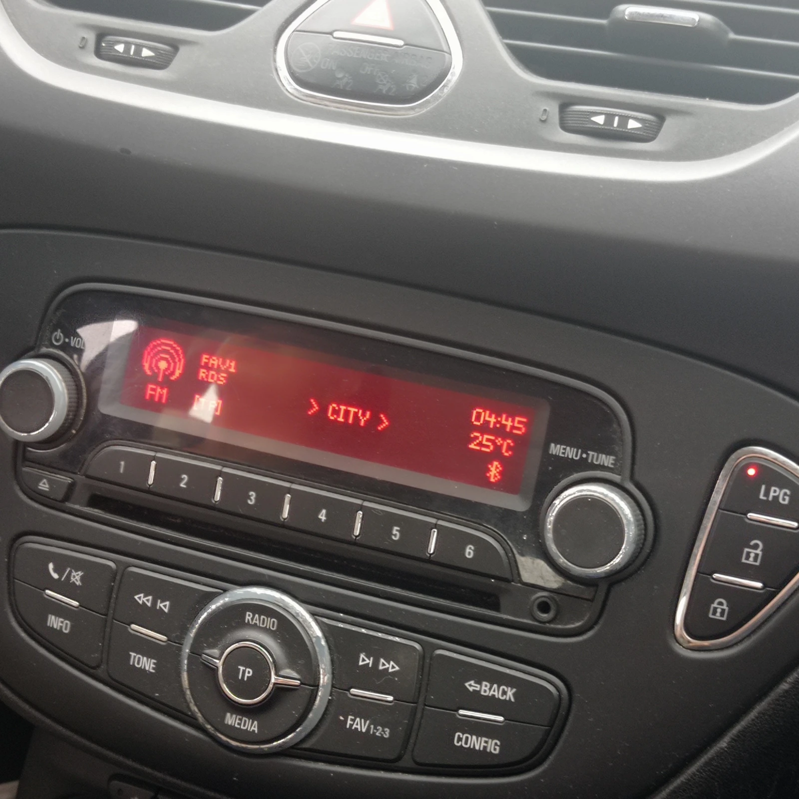 Opel Corsa Е.1.4/90кс Без Турбо* , снимка 14 - Автомобили и джипове - 54563631