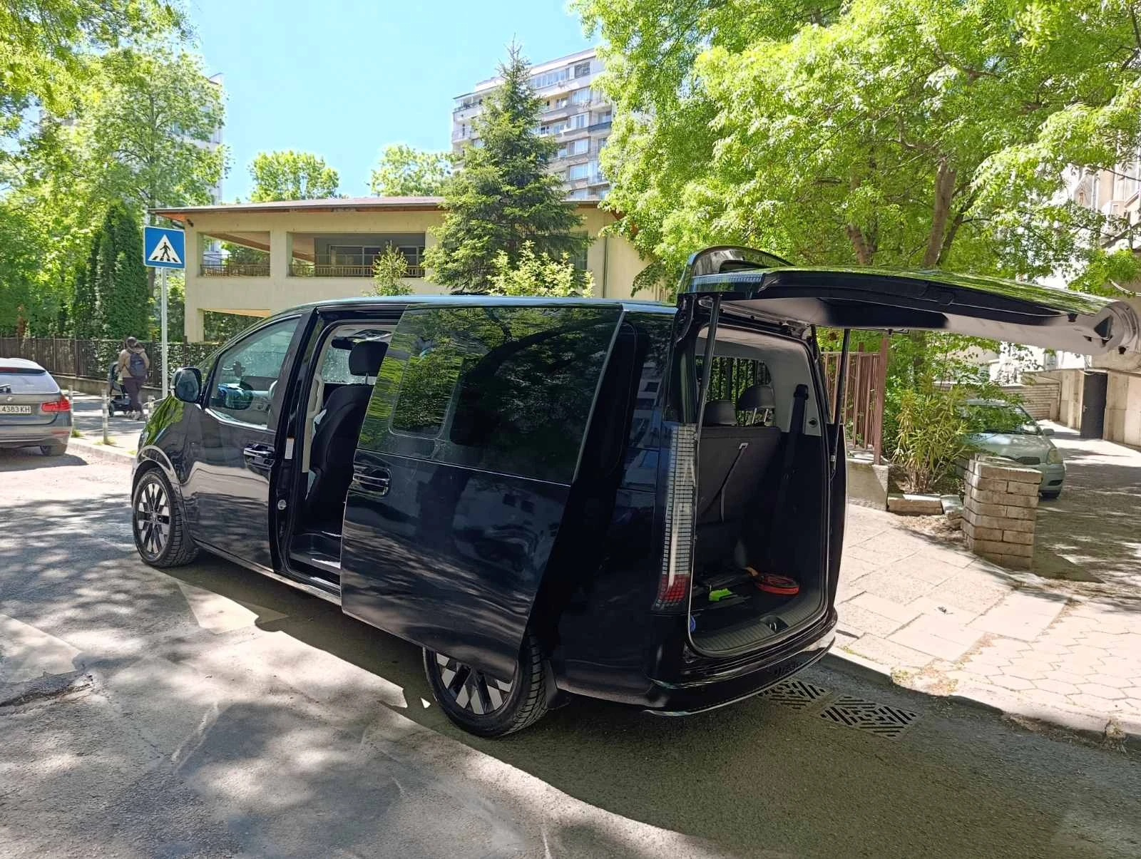 Hyundai Staria Премиум, снимка 12 - Автомобили и джипове - 54575944