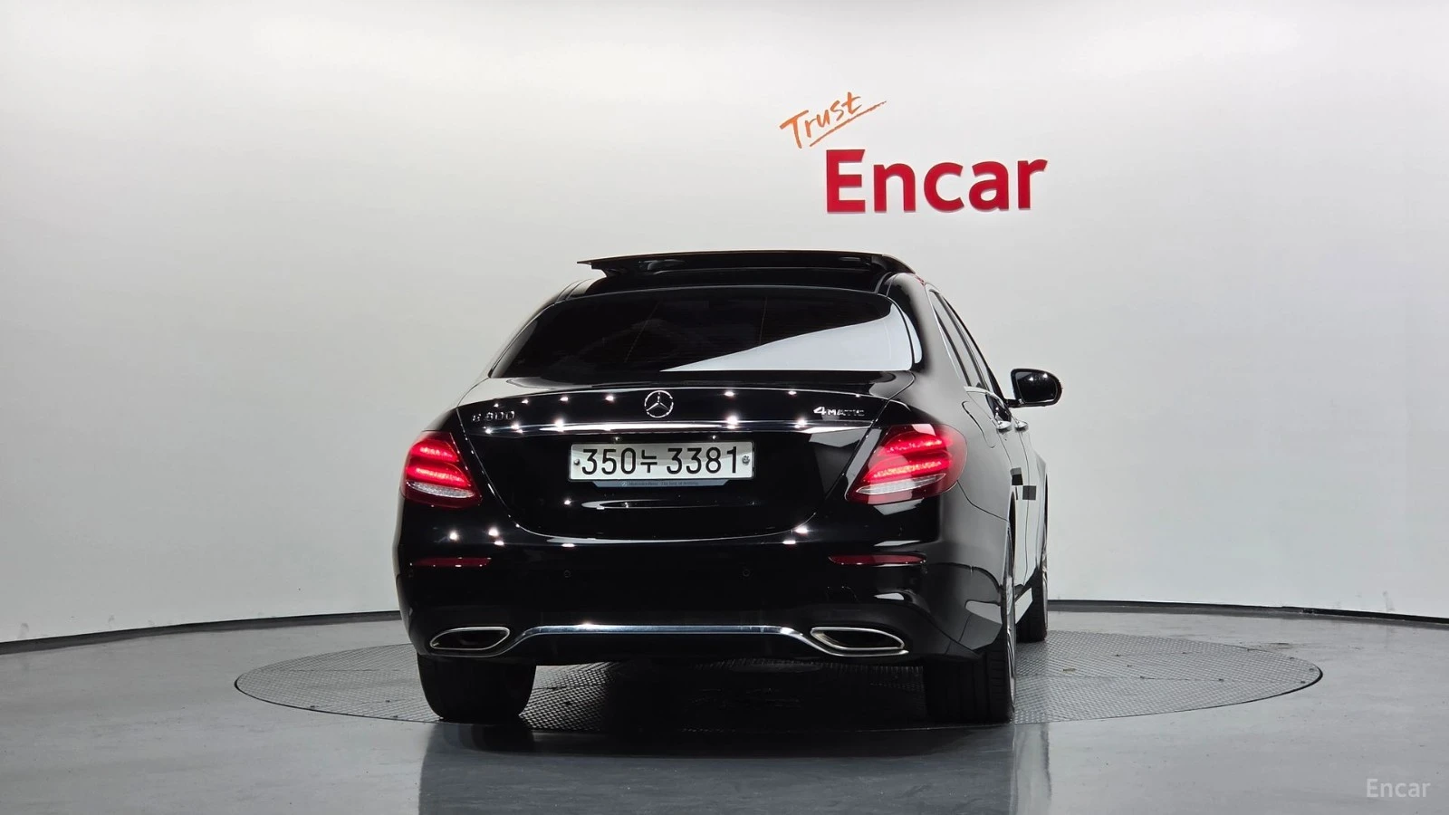 Mercedes-Benz E 300 4MATIC/AMG-LINE/FULL-ASSISTS/BURMESTER/SUNROOF, снимка 4 - Автомобили и джипове - 55642683
