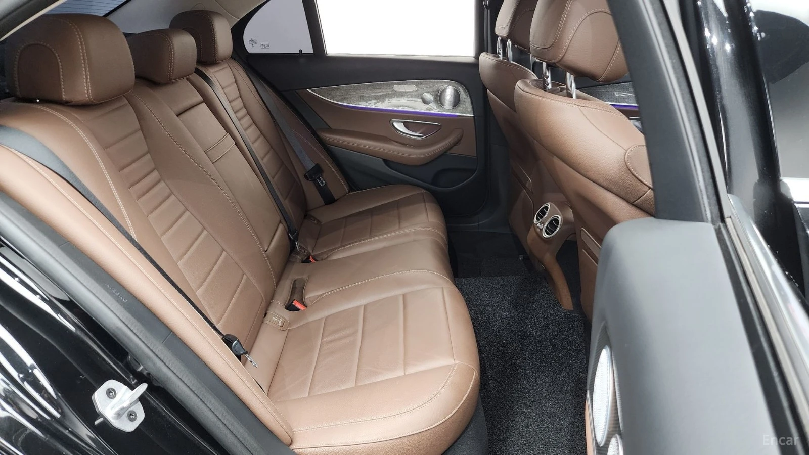 Mercedes-Benz E 300 4MATIC/AMG-LINE/FULL-ASSISTS/BURMESTER/SUNROOF, снимка 16 - Автомобили и джипове - 55642683