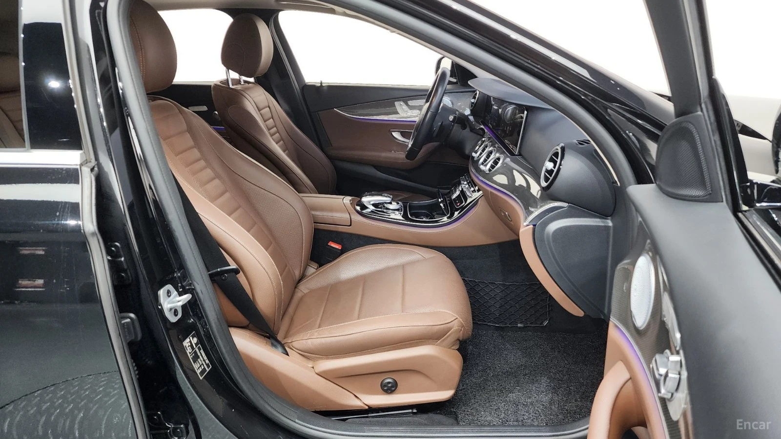 Mercedes-Benz E 300 4MATIC/AMG-LINE/FULL-ASSISTS/BURMESTER/SUNROOF, снимка 15 - Автомобили и джипове - 55642683