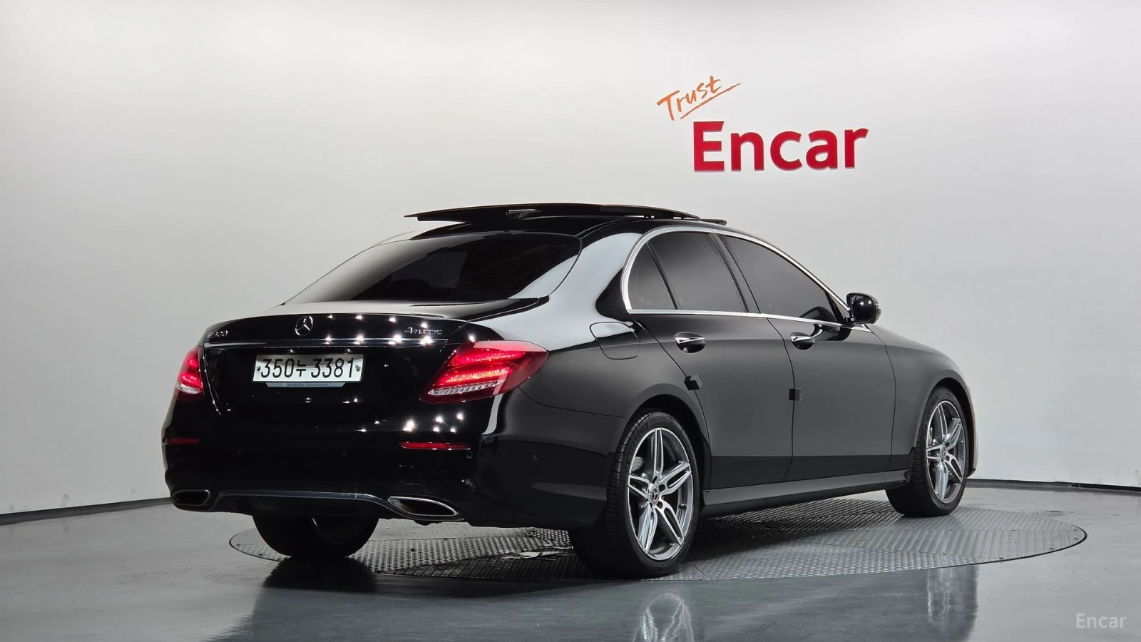 Mercedes-Benz E 300 4MATIC/AMG-LINE/FULL-ASSISTS/BURMESTER/SUNROOF, снимка 3 - Автомобили и джипове - 55642683