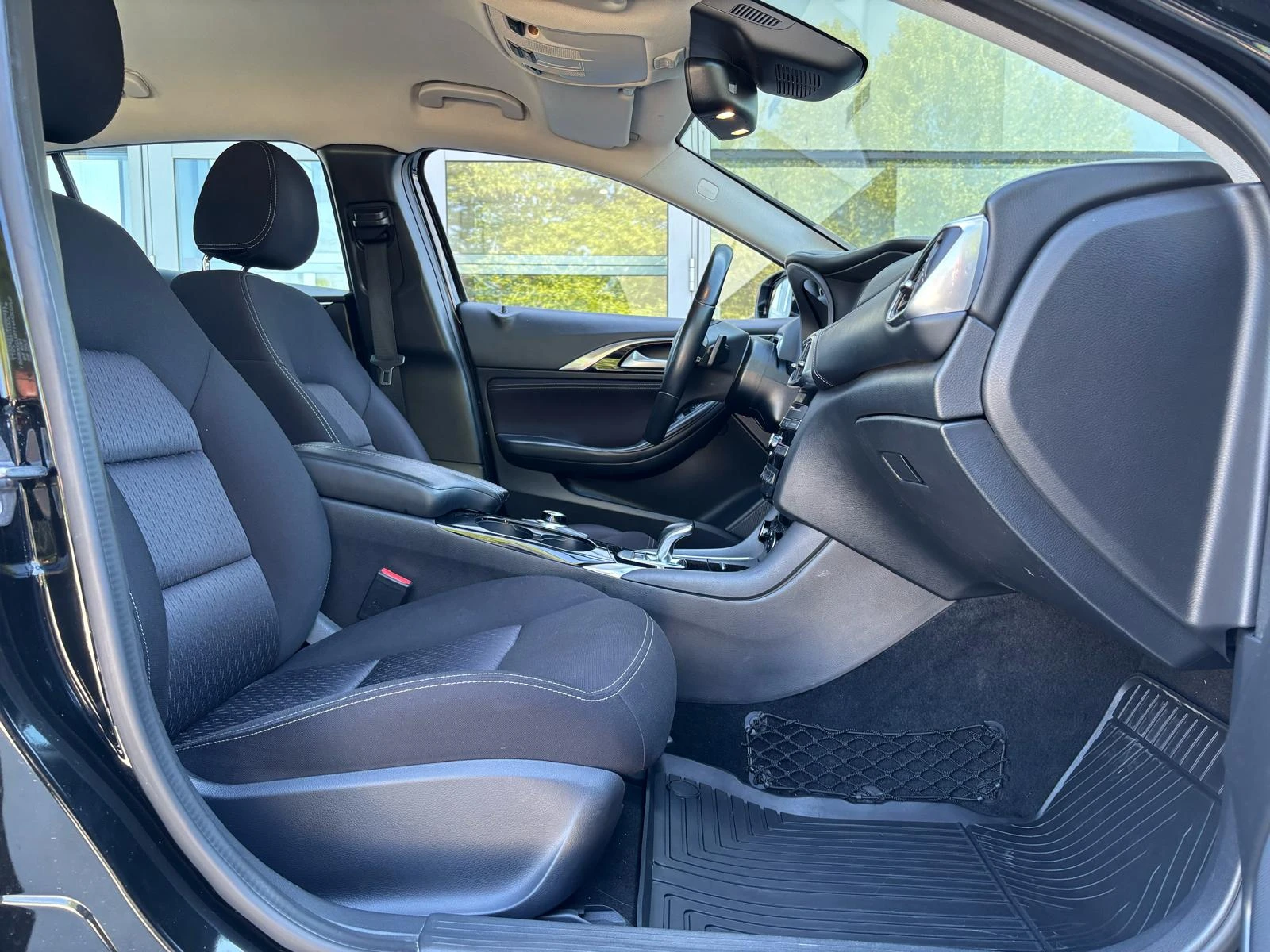 Infiniti Q30 1.6 LUXE 2WD - изображение 9