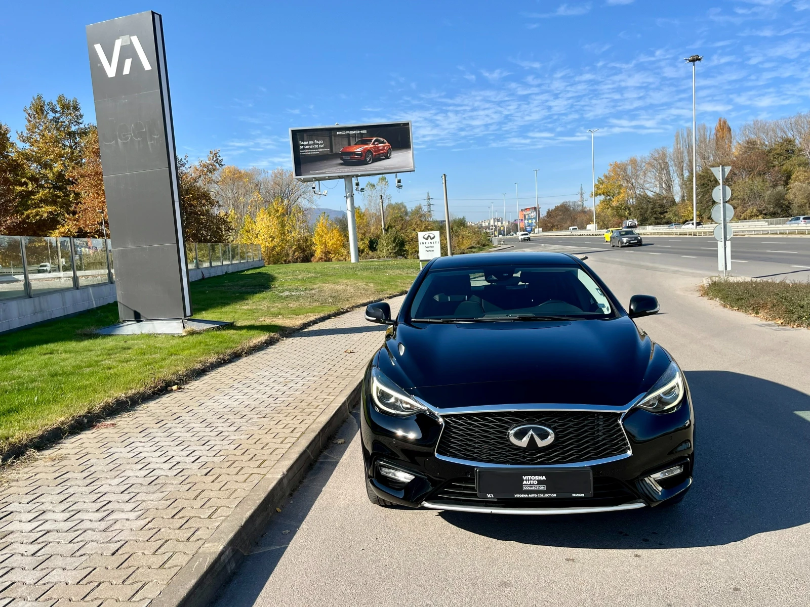 Infiniti Q30 1.6 LUXE 2WD - изображение 2