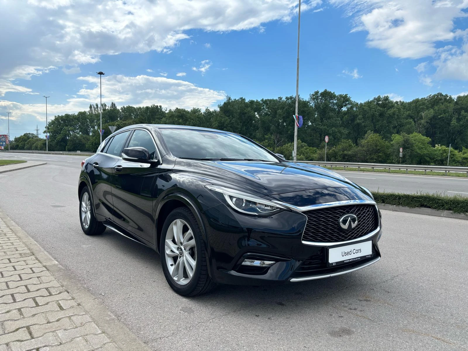 Infiniti Q30 1.6 LUXE 2WD - изображение 2