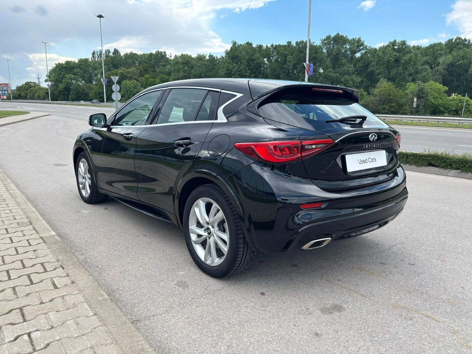 Infiniti Q30 1.6 LUXE 2WD - изображение 3