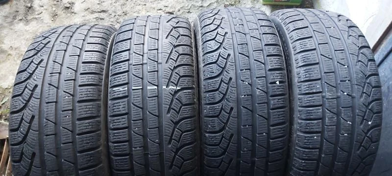 Гуми Зимни 215/45R18, снимка 1 - Гуми и джанти - 35124855