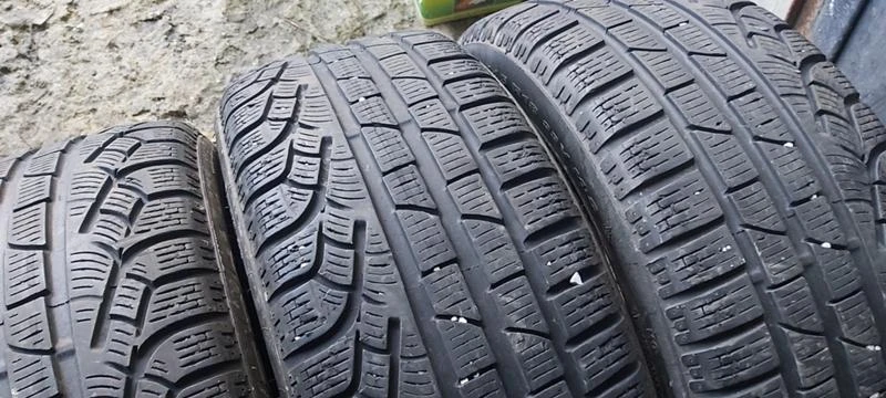 Гуми Зимни 215/45R18, снимка 3 - Гуми и джанти - 35124855