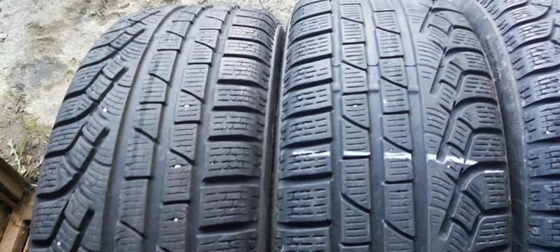 Гуми Зимни 215/45R18, снимка 2 - Гуми и джанти - 35124855