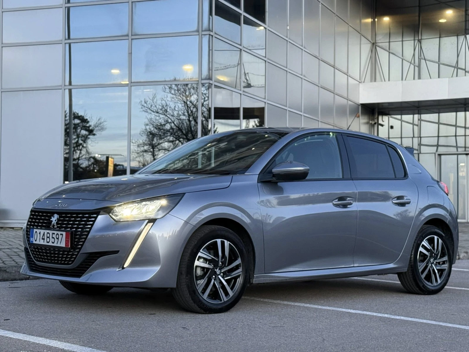 Peugeot 208 ПОДГРЕВ НА СЕДАЛКИ !1.2 PureTech 100 Allure, снимка 1