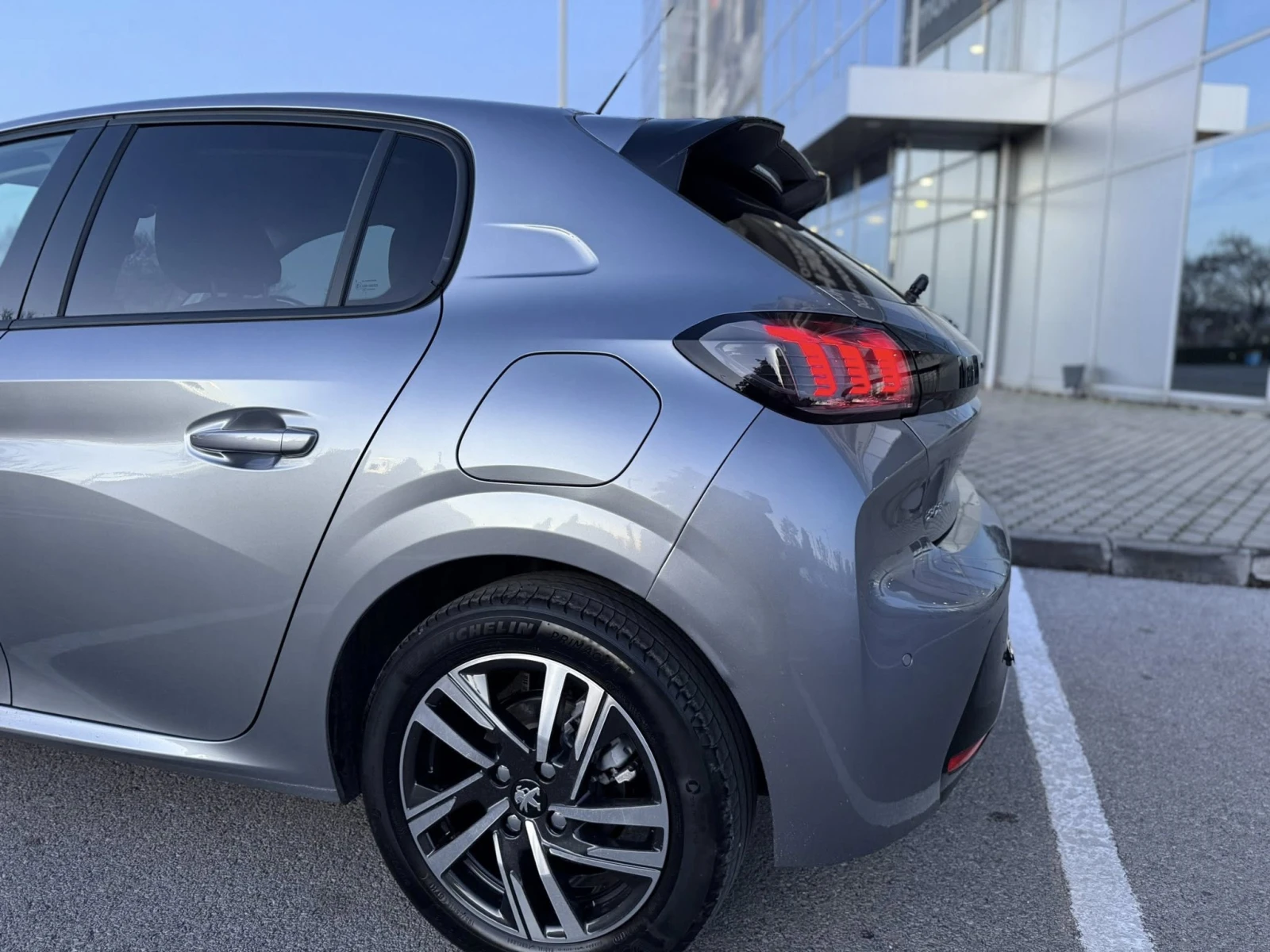 Peugeot 208 ПОДГРЕВ НА СЕДАЛКИ !1.2 PureTech 100 Allure - изображение 8