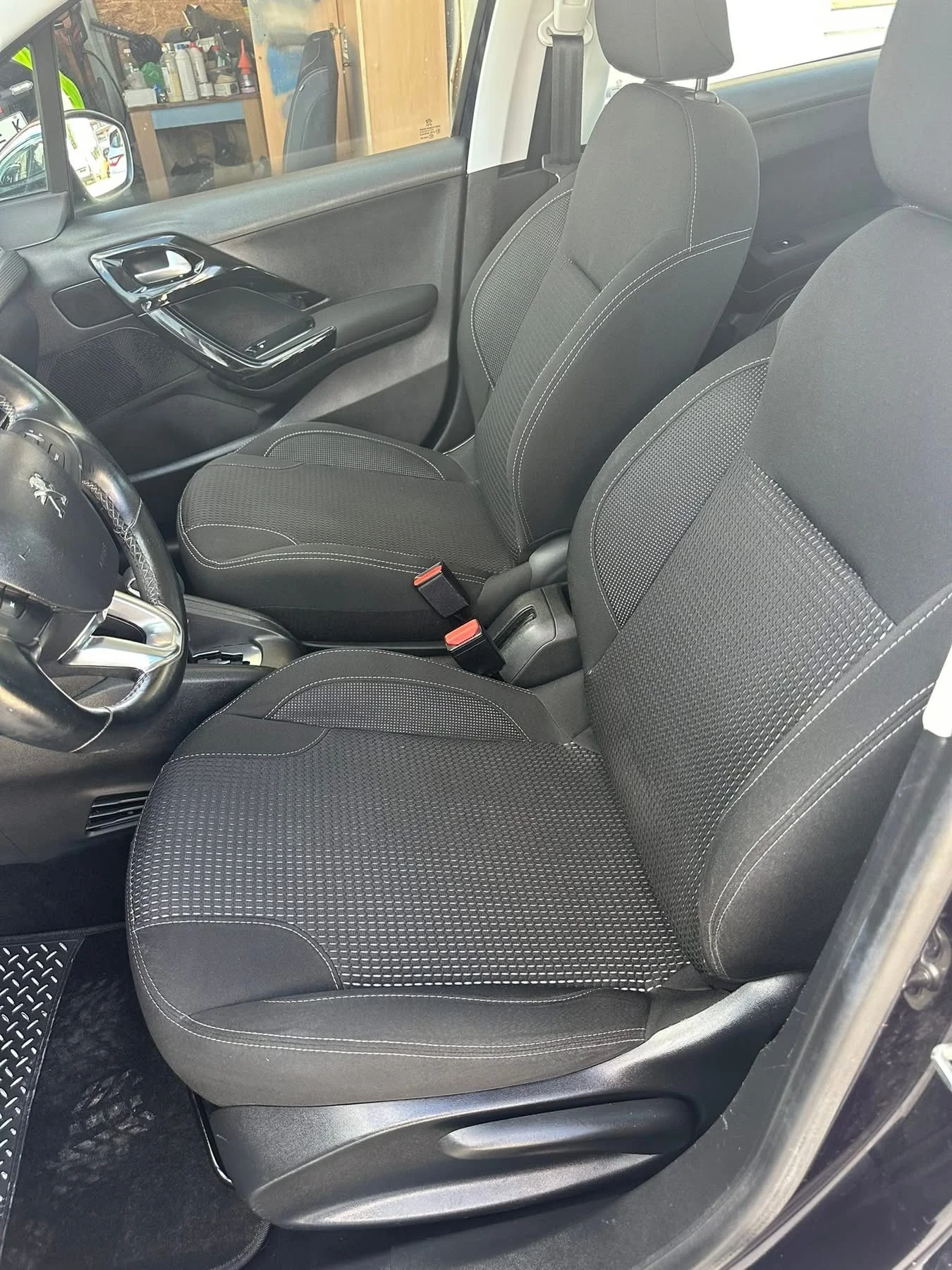Peugeot 208 1.2i Automatic, снимка 7 - Автомобили и джипове - 54929233