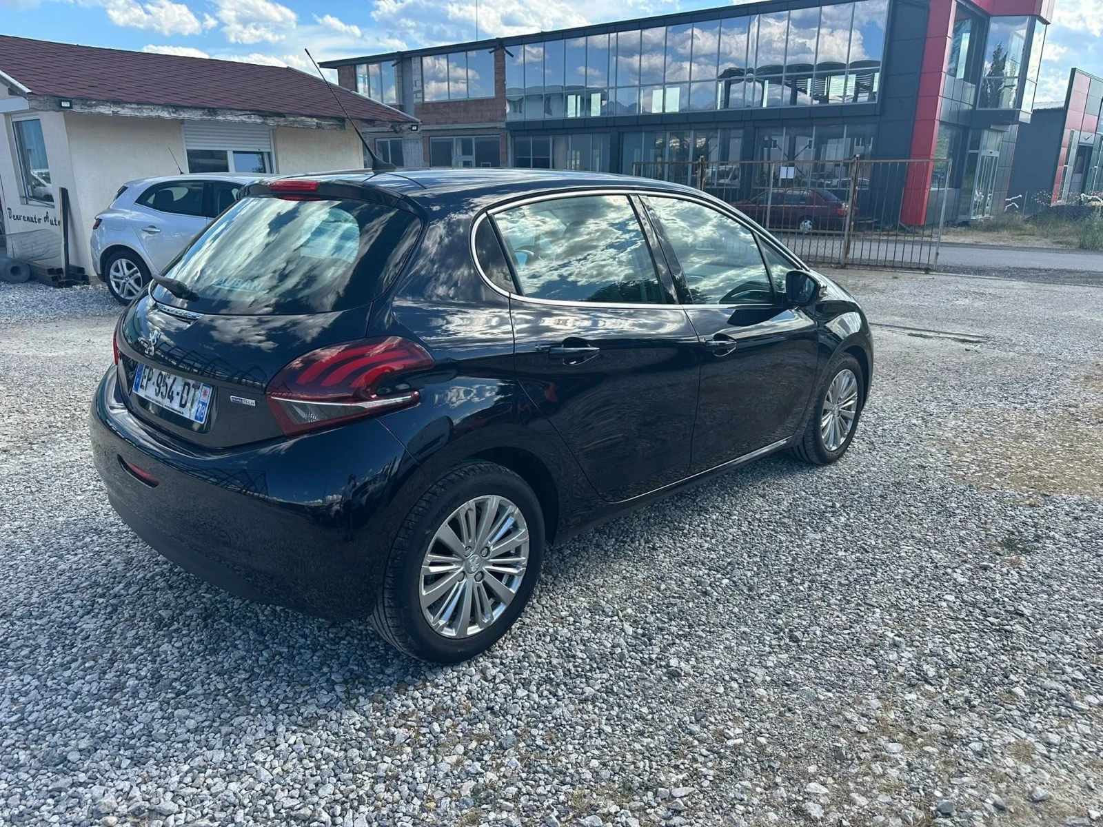 Peugeot 208 1.2i Automatic, снимка 4 - Автомобили и джипове - 54929233