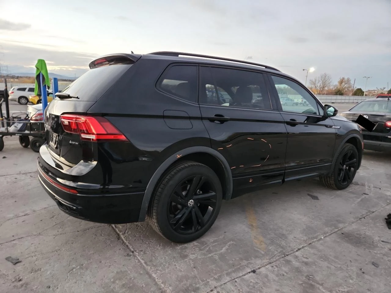 VW Tiguan 2.0T SE R-Line Black 4MOTION - изображение 4