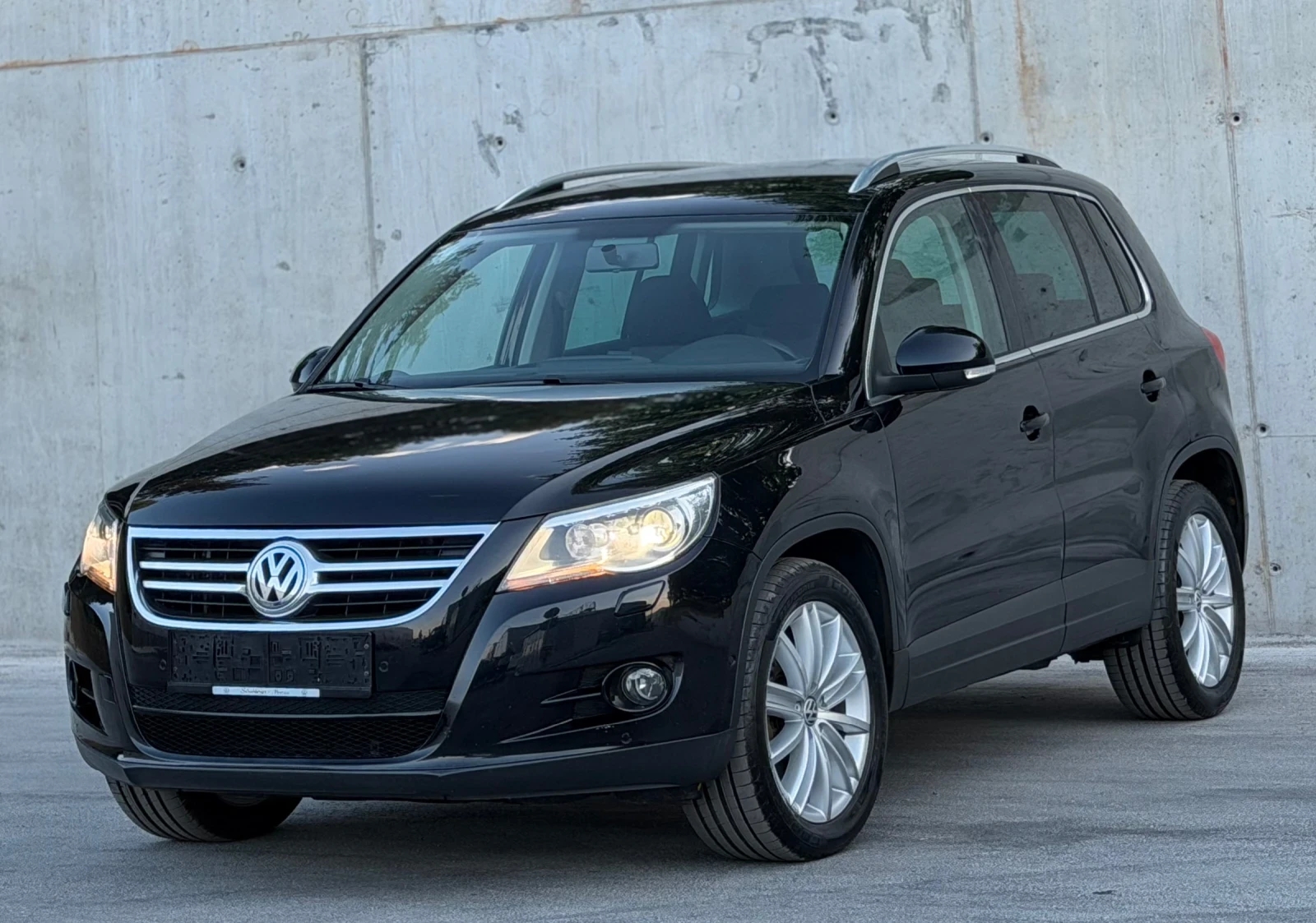 VW Tiguan 2.0TDi 140 * 4-Motion* * Камера* * Ксенон* , снимка 3 - Автомобили и джипове - 55245409