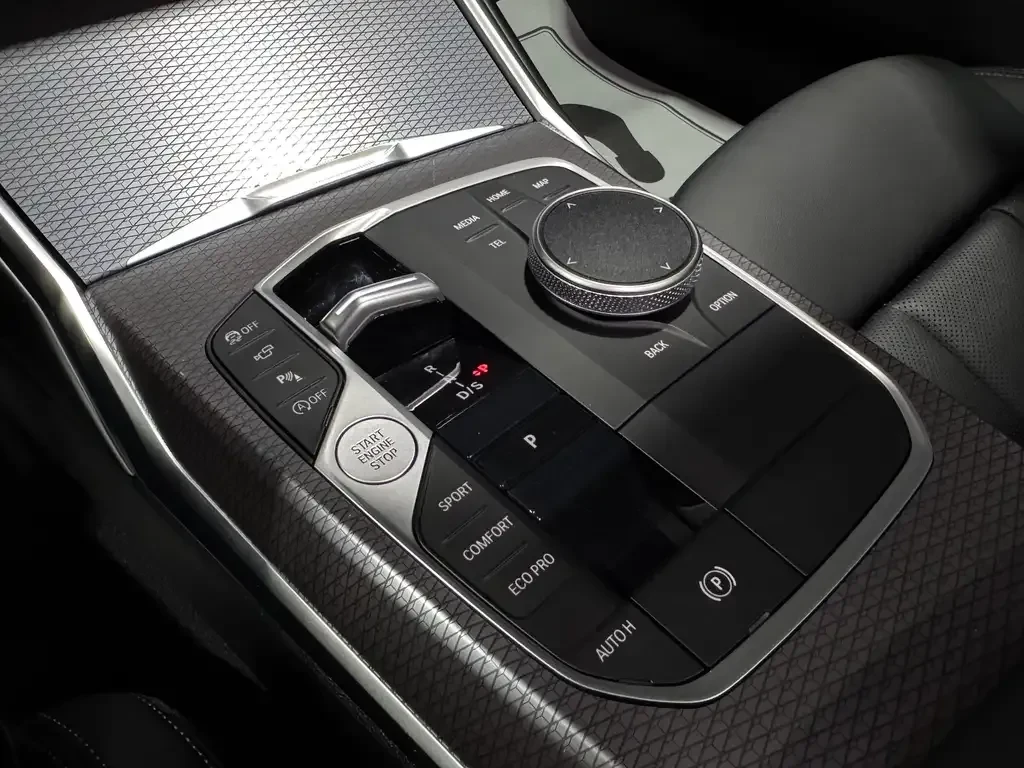 BMW 330 i xDrive M Sport | HUD | Harman/Kardon | 360 , снимка 15 - Автомобили и джипове - 56075118