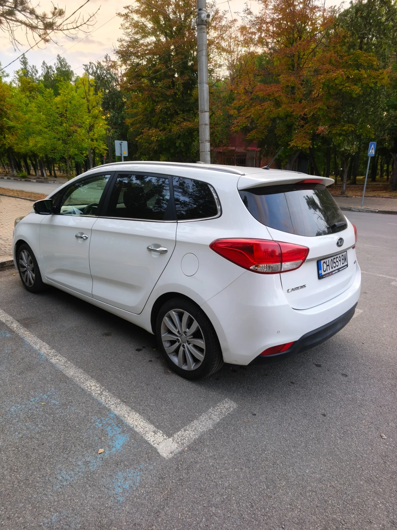 Kia Carens 1.7 CRDI, снимка 4 - Автомобили и джипове - 56078550