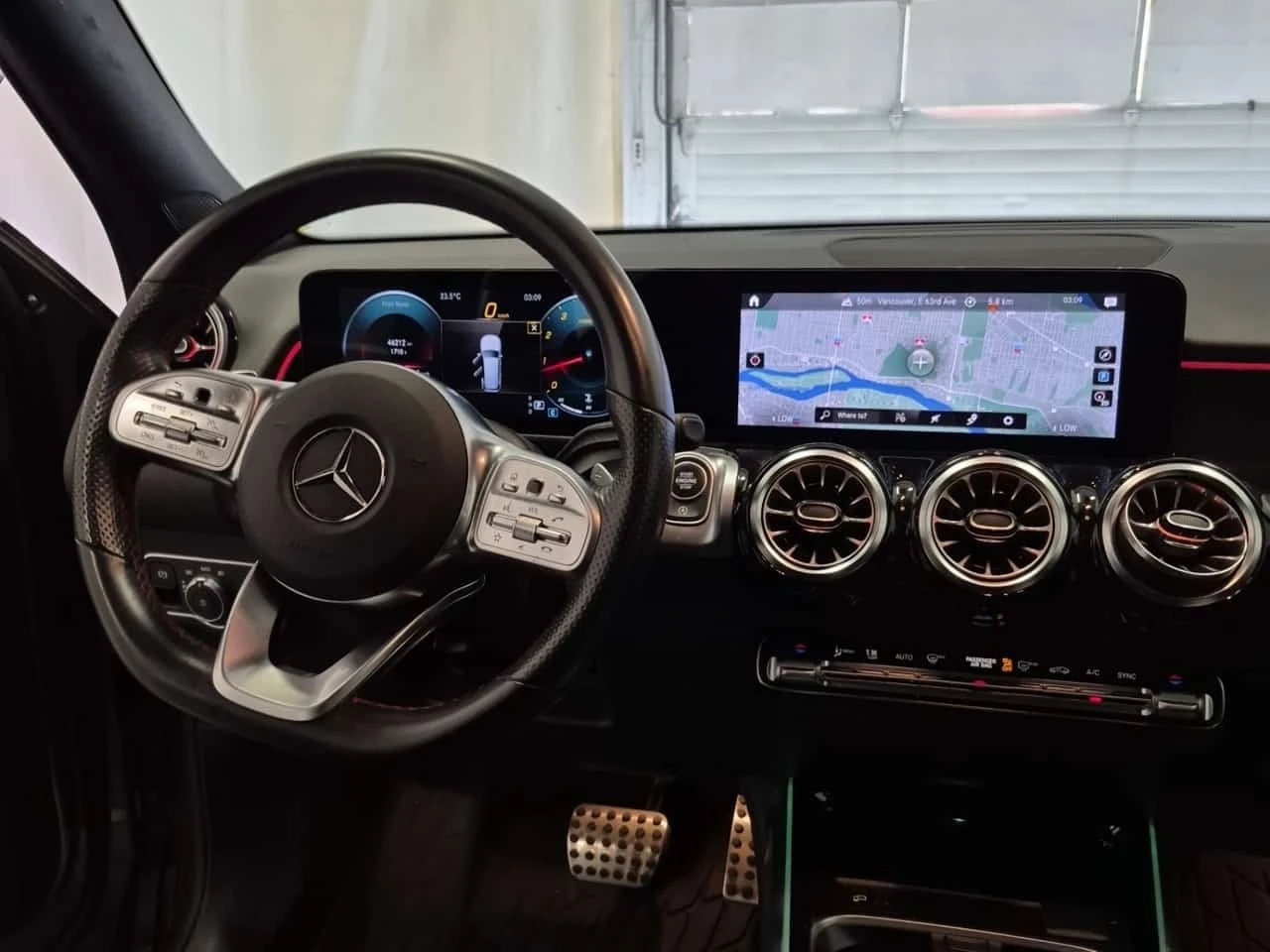 Mercedes-Benz GLB 250 * KEYLESS* ACTIVE PARK ASSIST* ПОДГРЕВ* , снимка 11 - Автомобили и джипове - 56169196