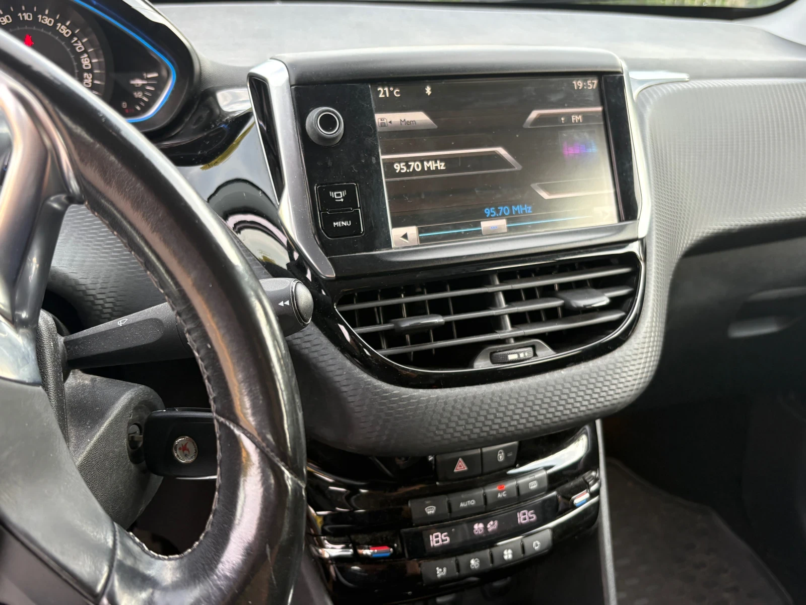 Peugeot 2008, снимка 11 - Автомобили и джипове - 55002939
