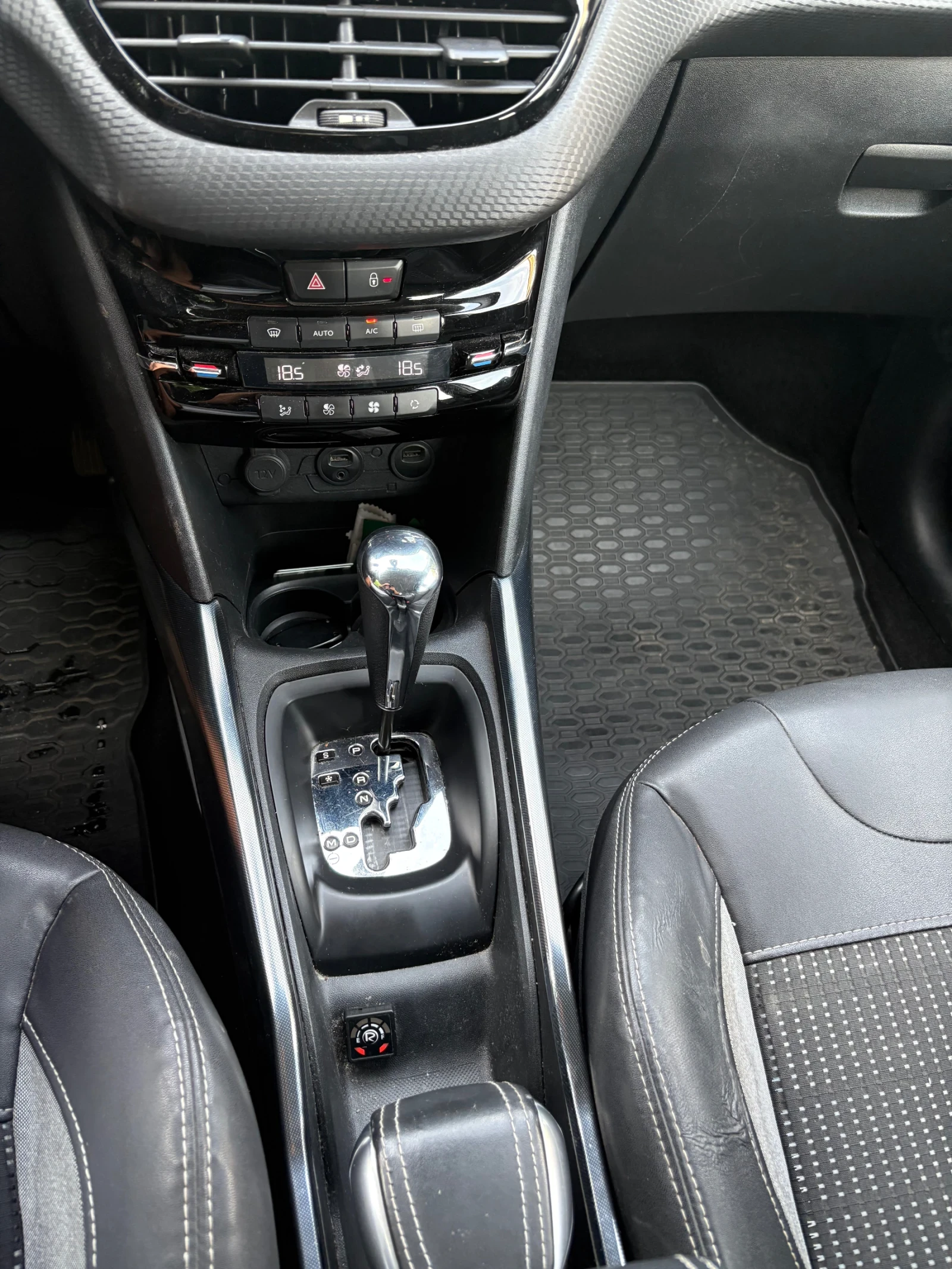 Peugeot 2008, снимка 17 - Автомобили и джипове - 55002939