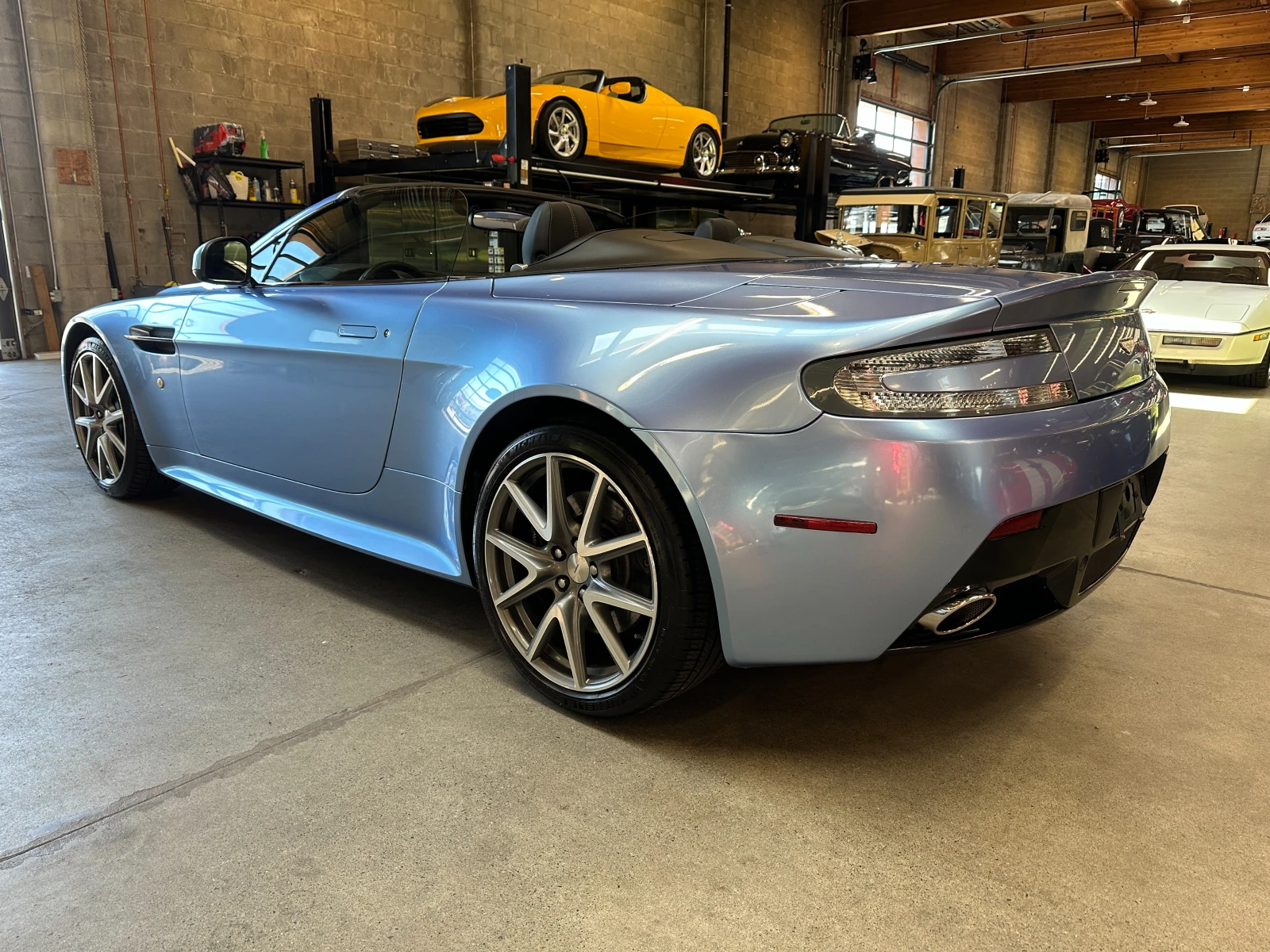Aston Martin V8 Vantage S, снимка 6 - Автомобили и джипове - 55017938
