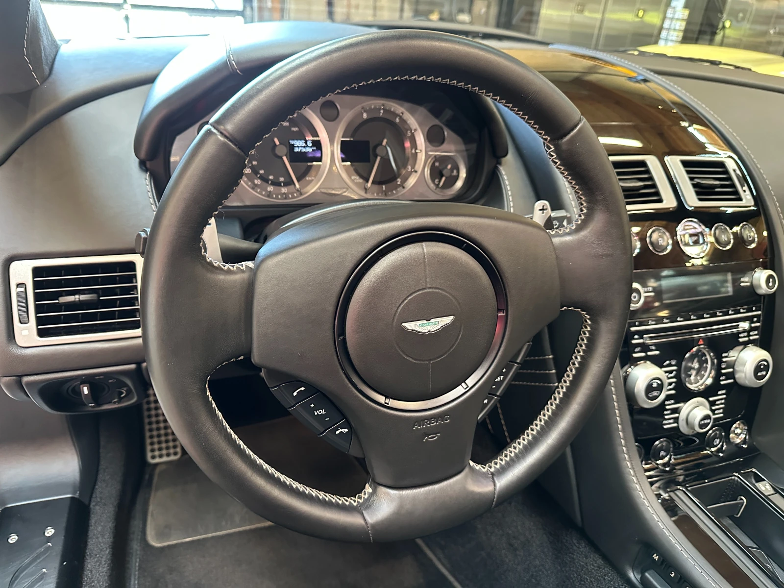 Aston Martin V8 Vantage S, снимка 13 - Автомобили и джипове - 55017938