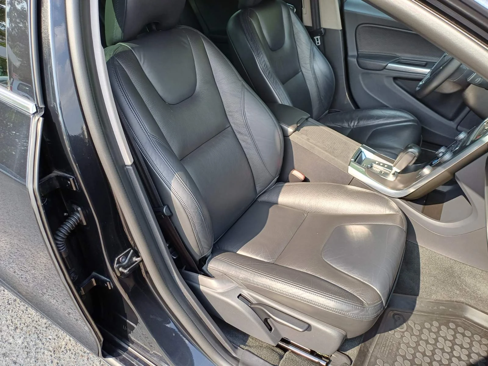 Volvo S60 2.4 D5 AWD, снимка 13 - Автомобили и джипове - 55901989