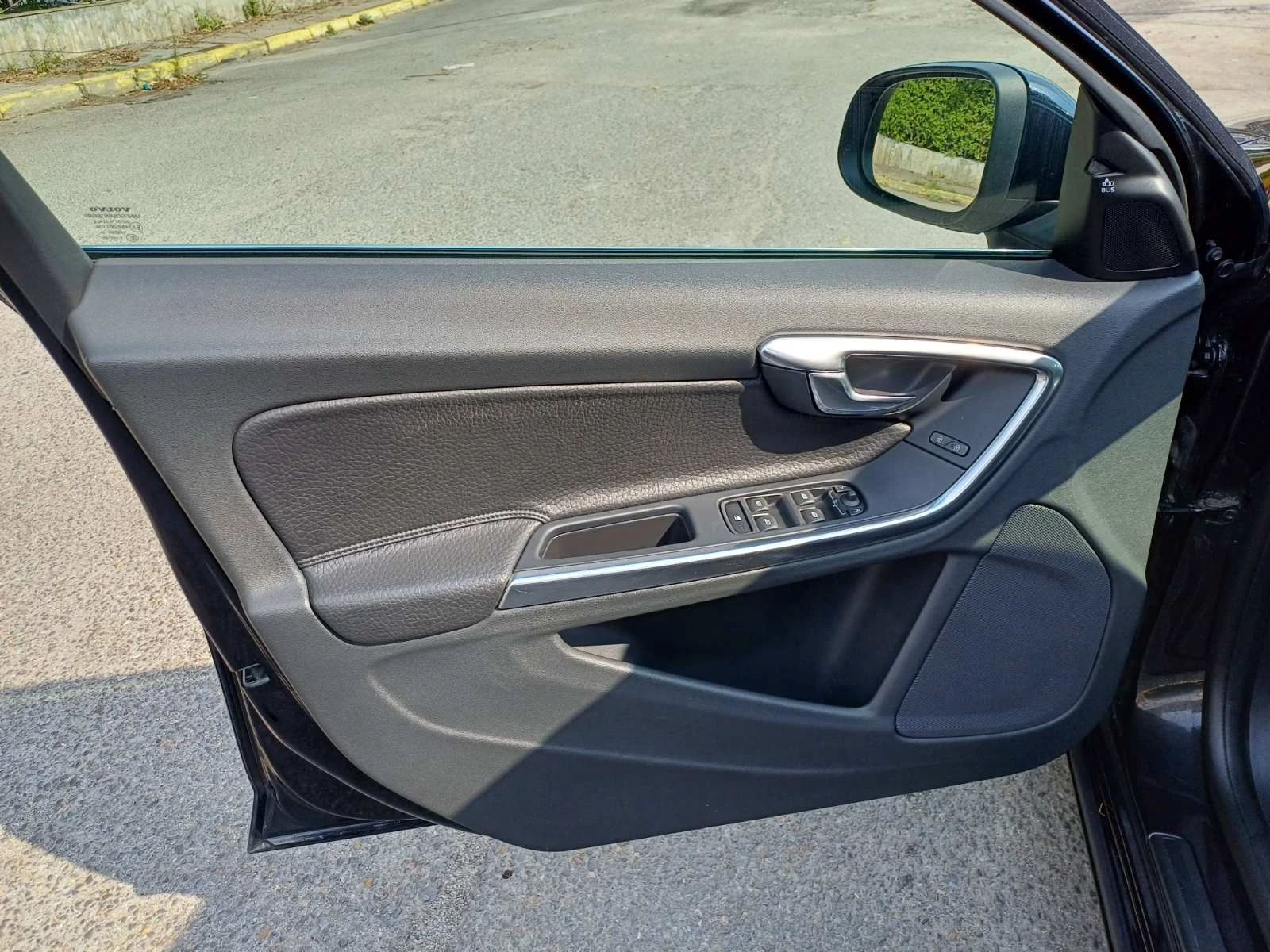 Volvo S60 2.4 D5 AWD, снимка 16 - Автомобили и джипове - 55901989