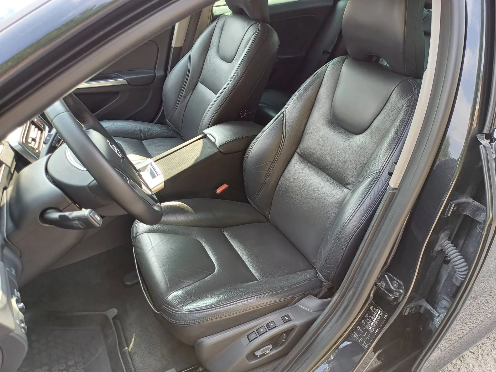 Volvo S60 2.4 D5 AWD, снимка 10 - Автомобили и джипове - 55901989