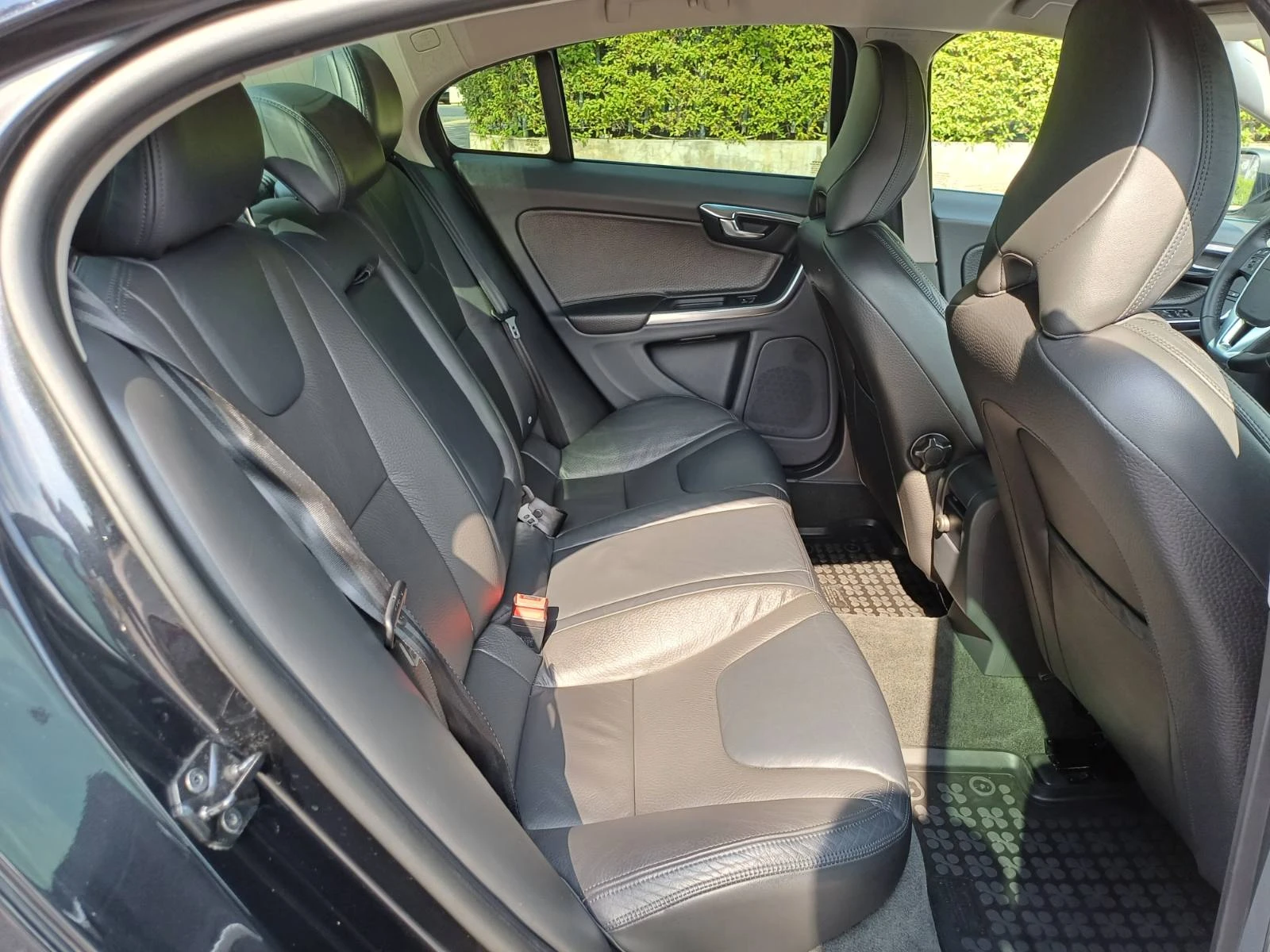 Volvo S60 2.4 D5 AWD, снимка 14 - Автомобили и джипове - 55901989