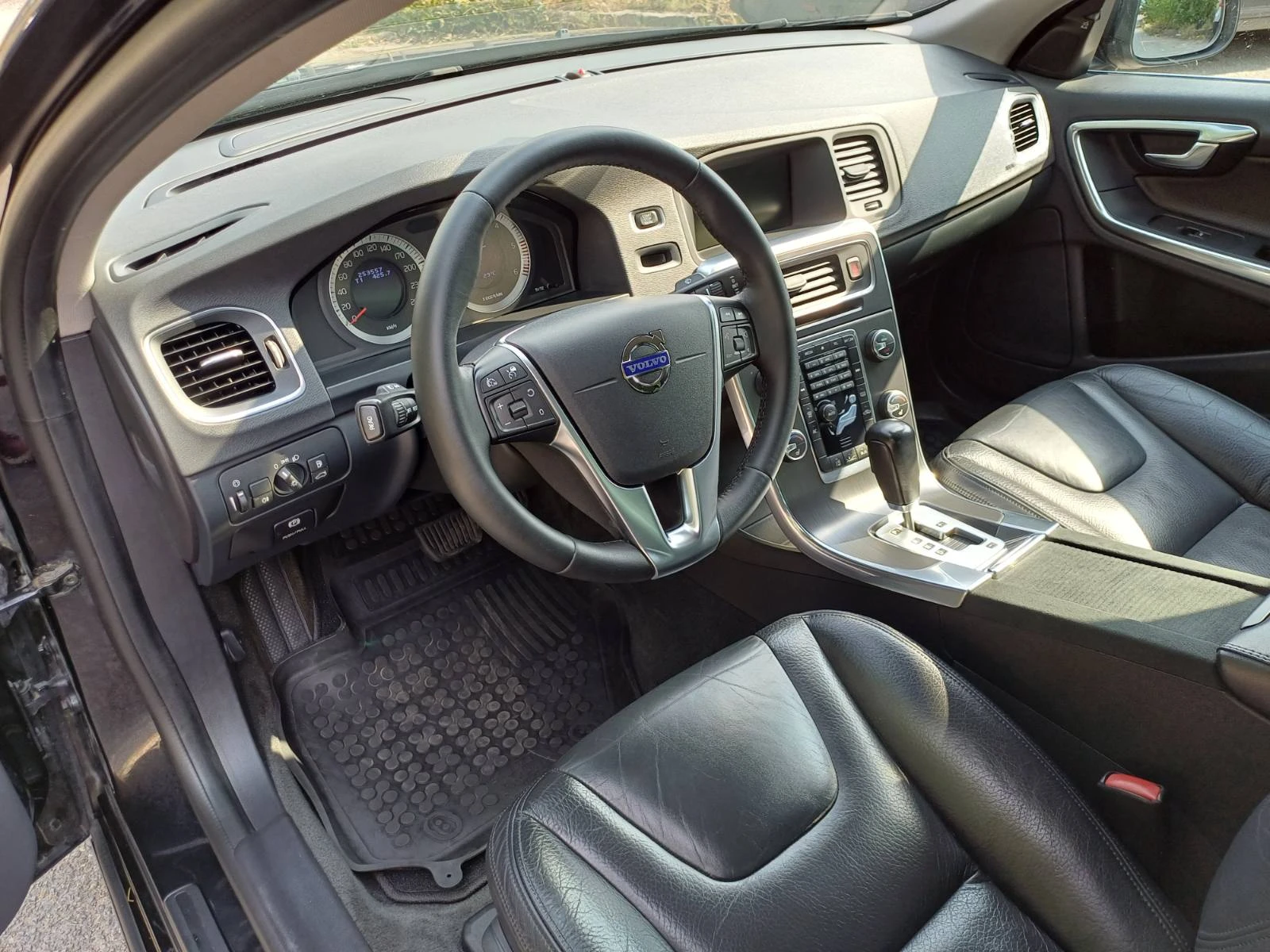 Volvo S60 2.4 D5 AWD, снимка 11 - Автомобили и джипове - 55901989
