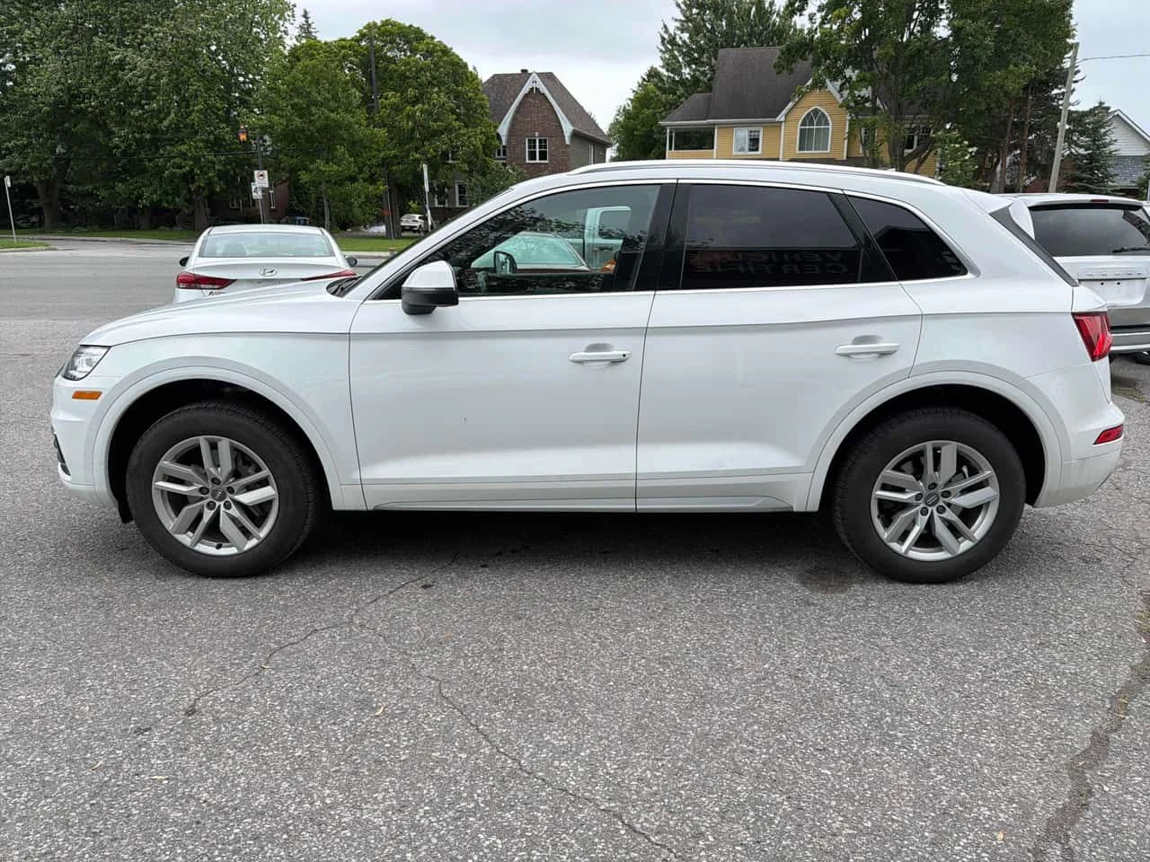 Audi Q5 * Komfort * CARFAX * БЕЗ ПЪРВОНАЧАЛНА ВНОСКА, снимка 2 - Автомобили и джипове - 54978619