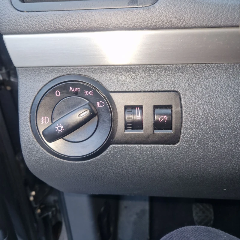 VW Touran 2, 0i безин/метан Швейцария, снимка 8 - Автомобили и джипове - 52500042