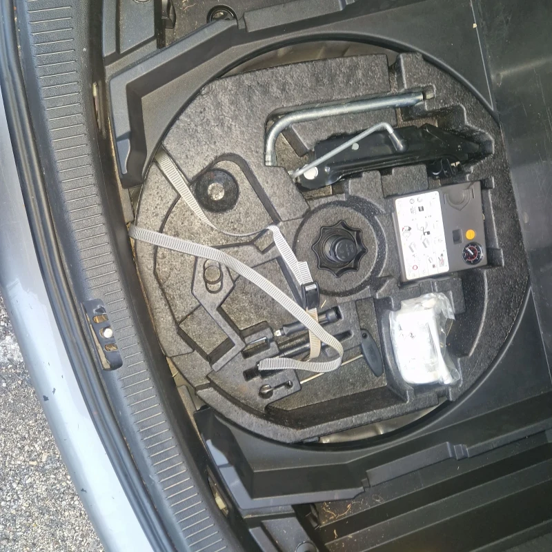 VW Touran 2, 0i безин/метан Швейцария, снимка 14 - Автомобили и джипове - 52500042