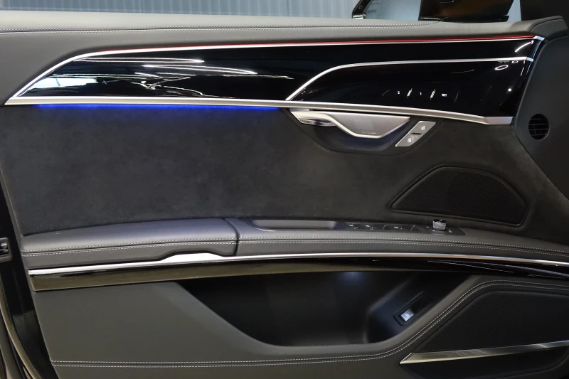 Audi S8 CERAMIC BRAKE* B&O* PANO* EXCLUSIVE* 360* , снимка 15 - Автомобили и джипове - 52892997