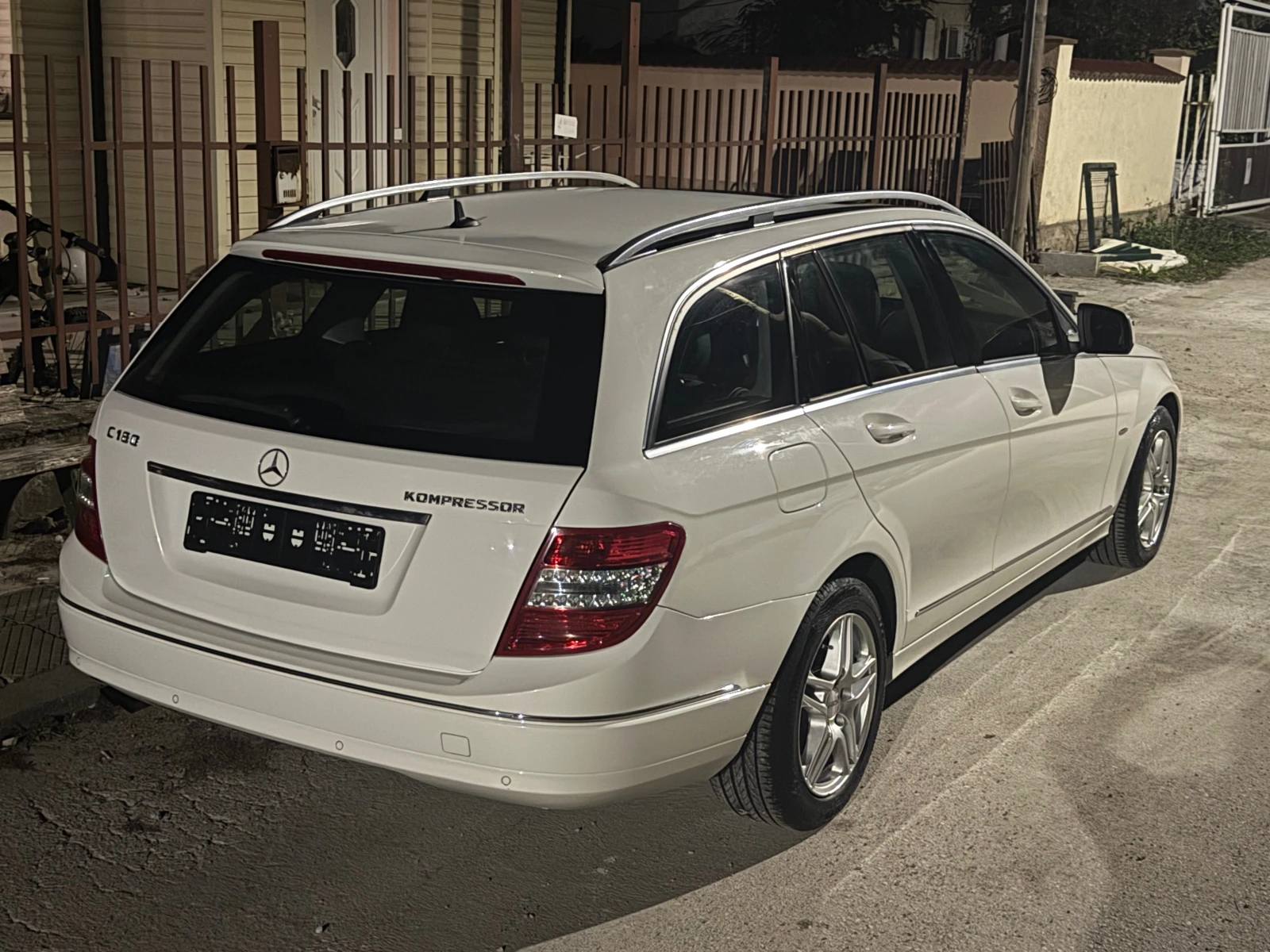 Mercedes-Benz C 180 НОВ  ВНОС С180 Бензин топ състояние Бяла перла - изображение 2