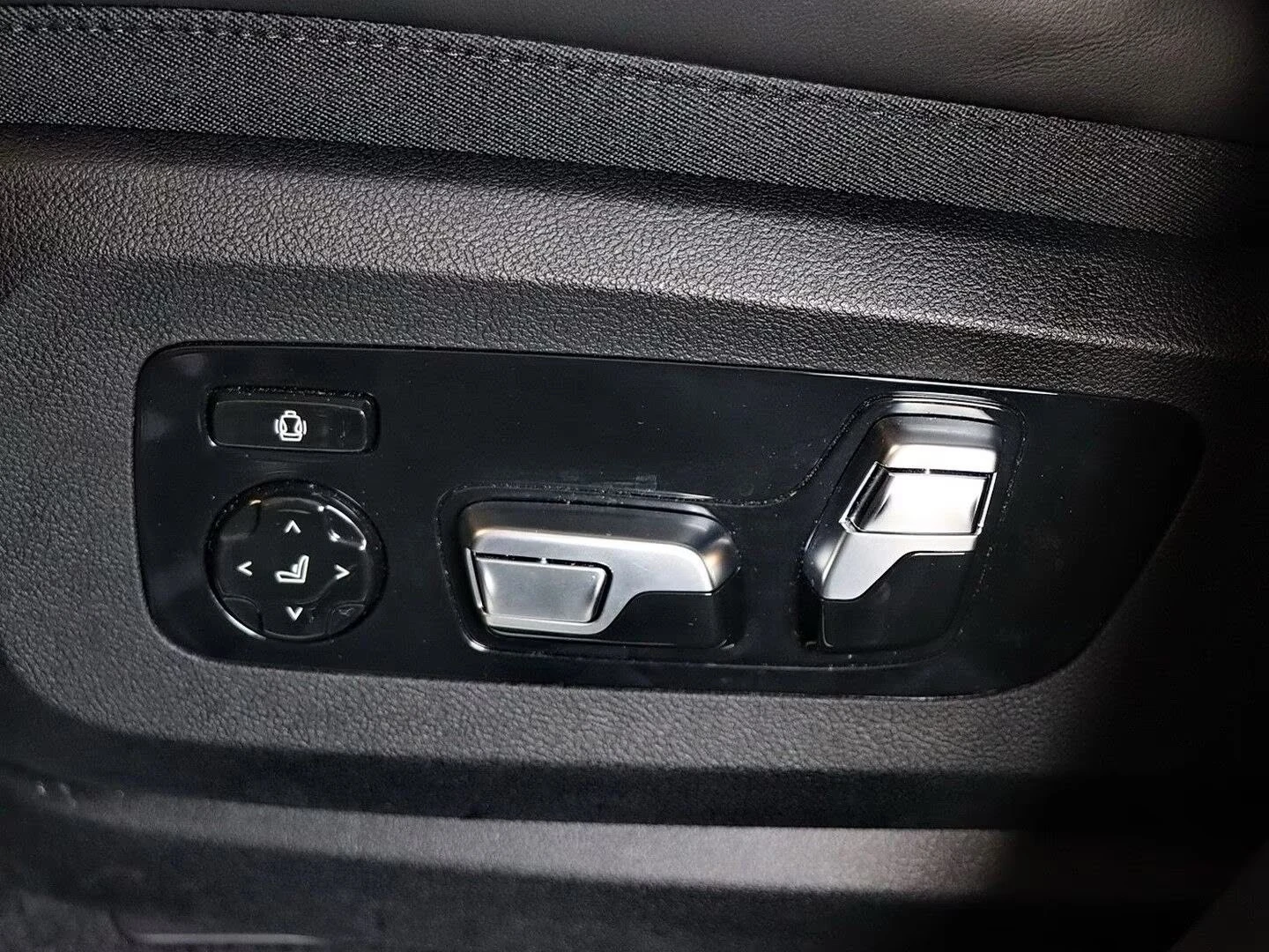 BMW XM 4.4 V8/ ICONIC GLOW/ SHADOW LINE / HUD / H&K / 360, снимка 9 - Автомобили и джипове - 55411495