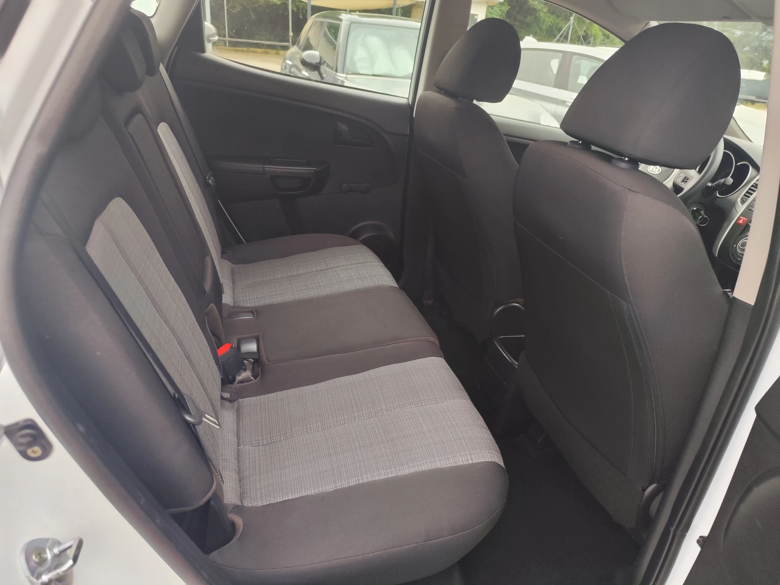 Kia Venga 1.4i* ГАЗ* ЕURO5B* , снимка 10 - Автомобили и джипове - 55429503