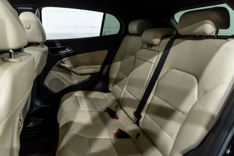 Mercedes-Benz GLA 250 4MATIC* APPLE CARPLAY* PANORAMA* ПОДГРЕВ, снимка 7 - Автомобили и джипове - 53286103