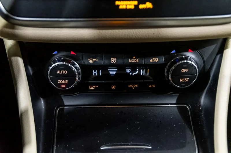 Mercedes-Benz GLA 250 4MATIC* APPLE CARPLAY* PANORAMA* ПОДГРЕВ, снимка 11 - Автомобили и джипове - 53286103