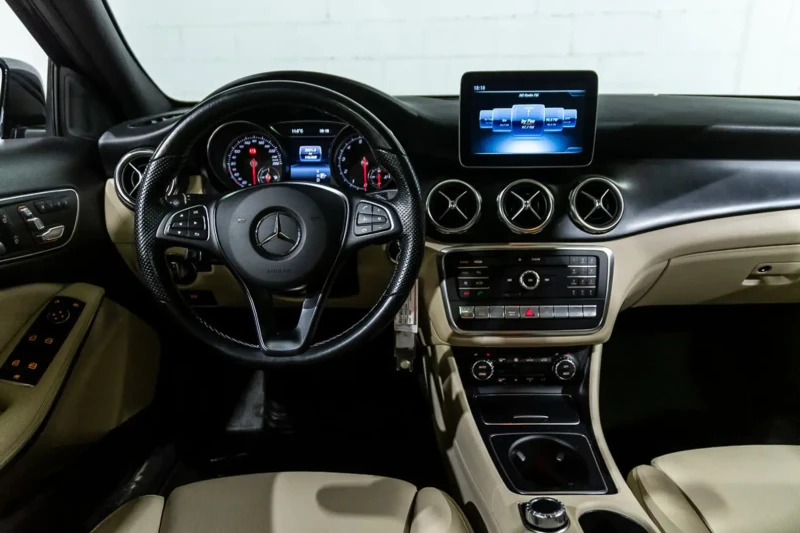 Mercedes-Benz GLA 250 4MATIC* APPLE CARPLAY* PANORAMA* ПОДГРЕВ, снимка 8 - Автомобили и джипове - 53286103