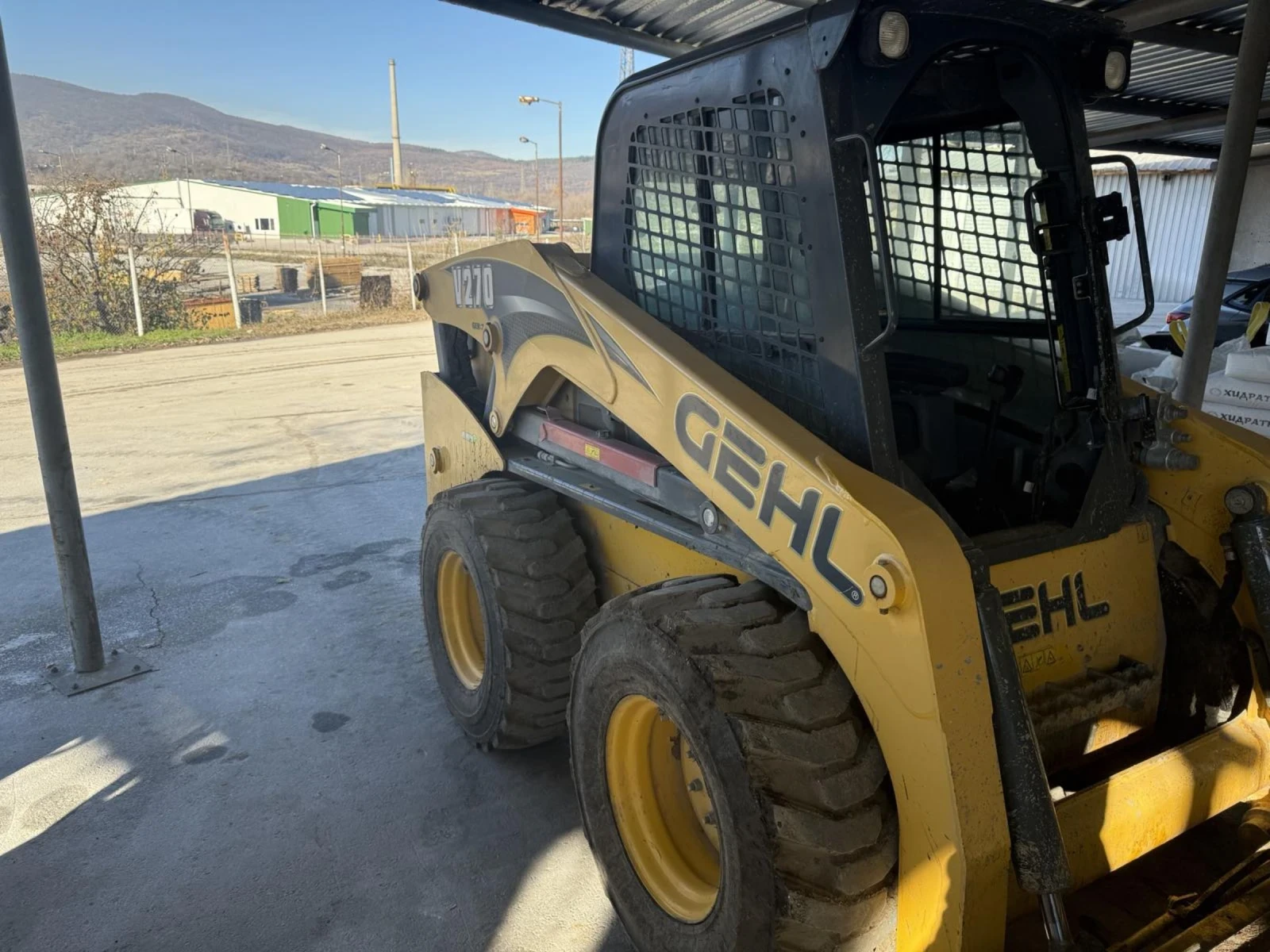 Мини челни товарачи GEHL V270 - изображение 5