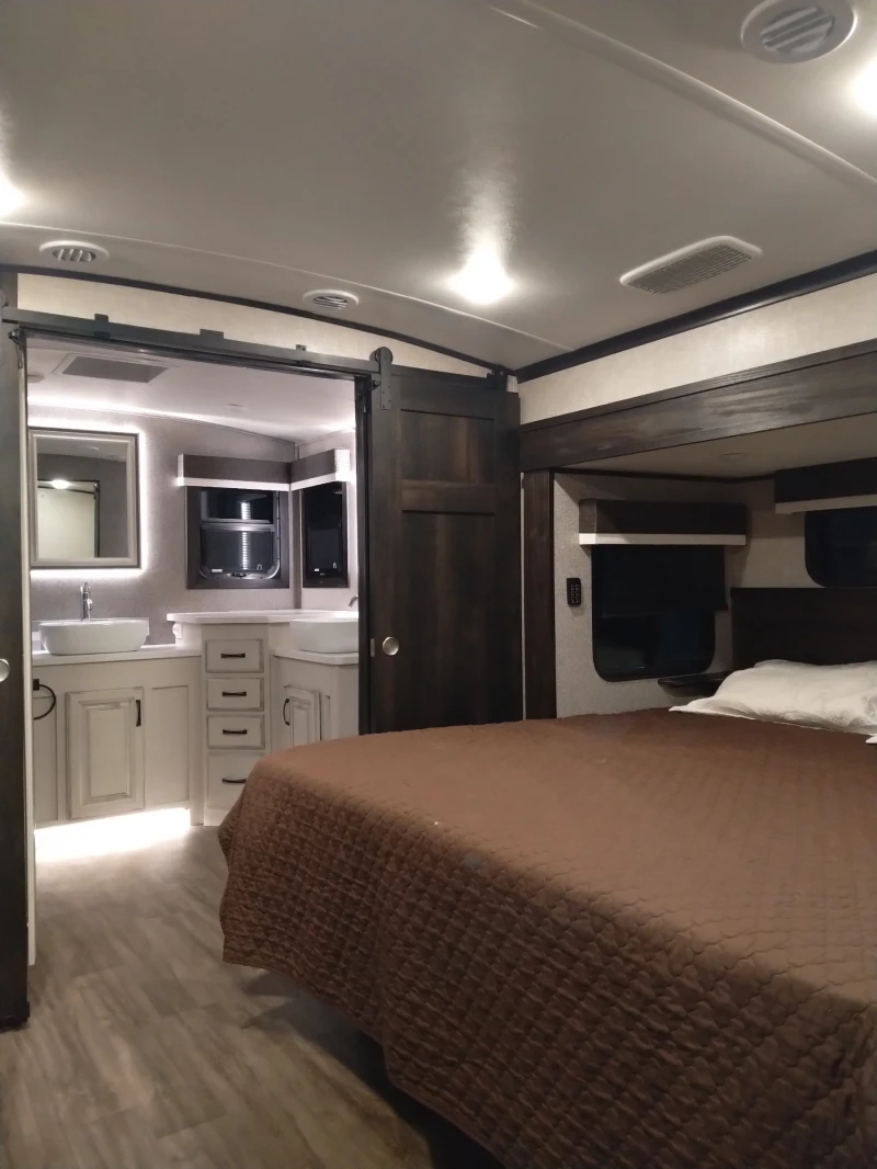 Каравана Други Jayco North Point 382FLRB, снимка 12 - Каравани и кемпери - 48838611