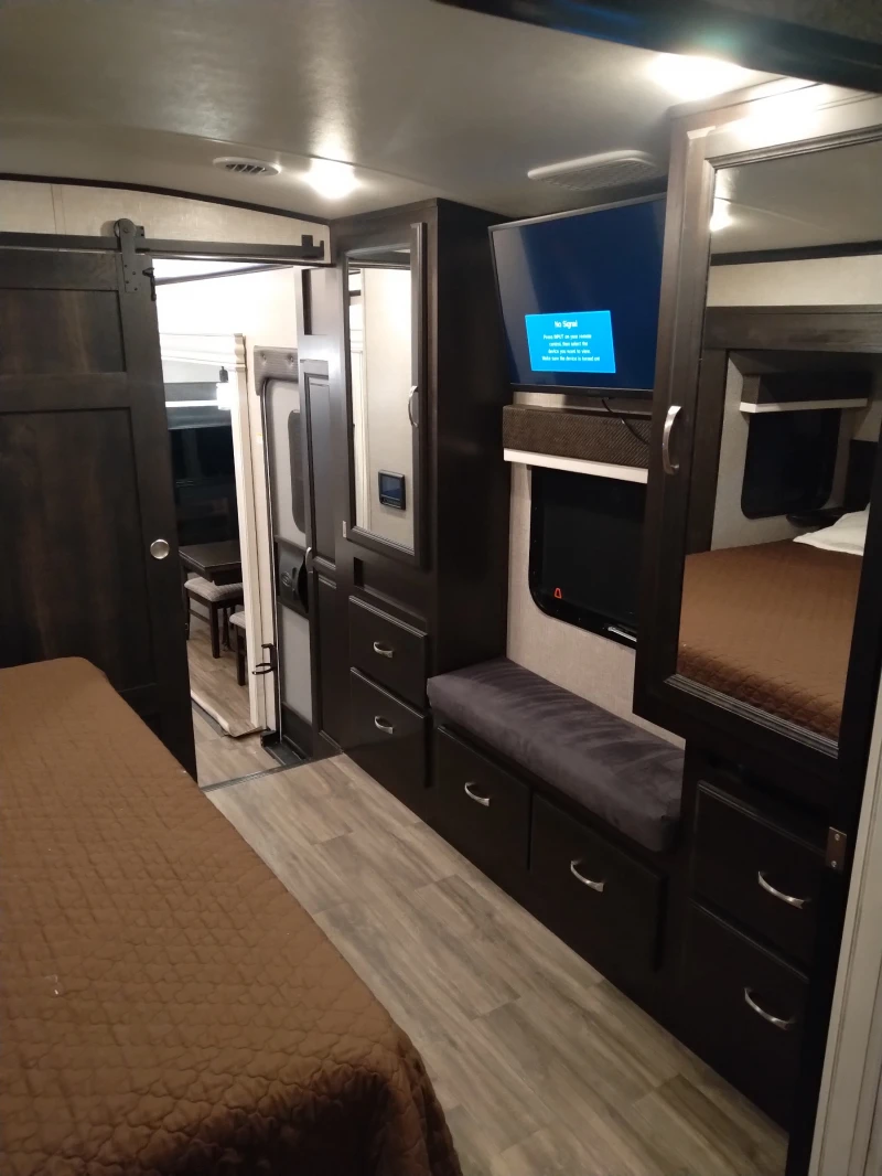 Каравана Други Jayco North Point 382FLRB, снимка 16 - Каравани и кемпери - 48838611