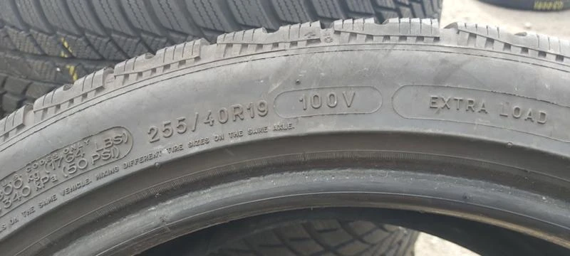 Гуми Зимни 255/40R19, снимка 7 - Гуми и джанти - 30919157