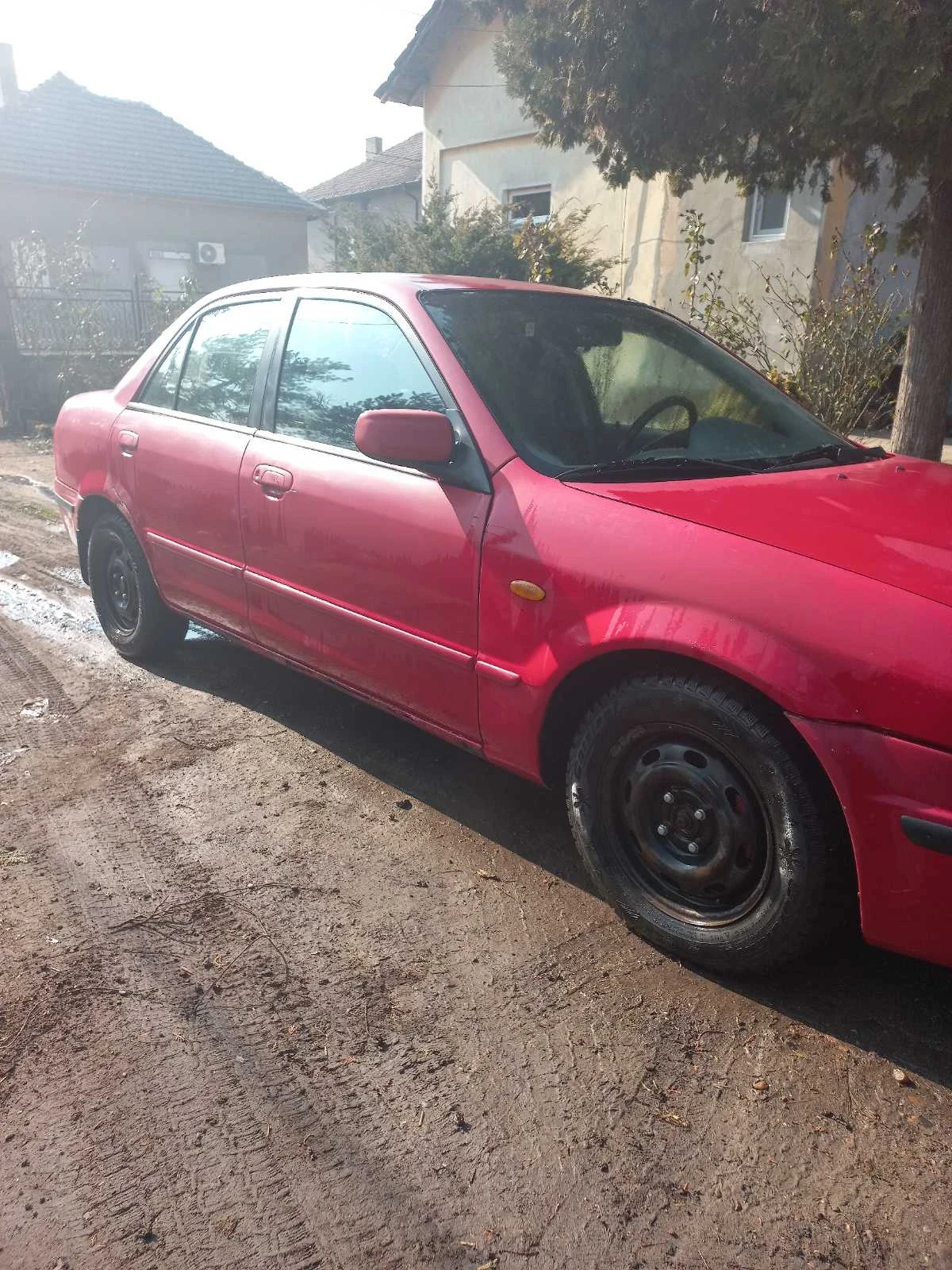 Mazda 323, снимка 2 - Автомобили и джипове - 53733934