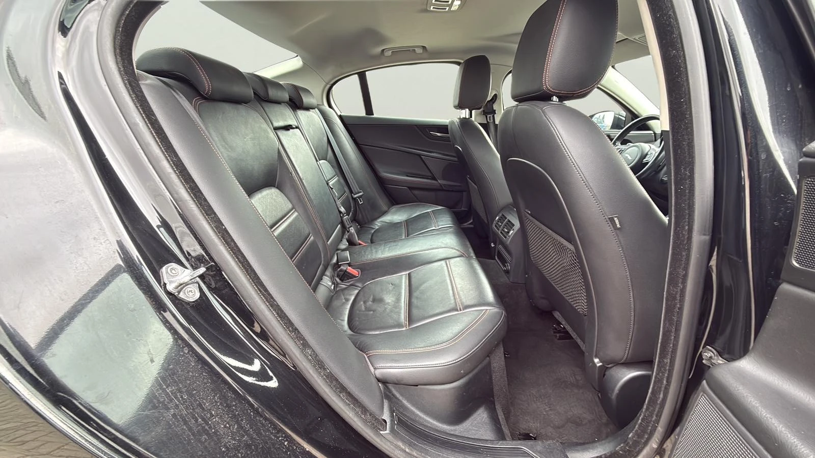 Jaguar XE 2.0 D, снимка 13 - Автомобили и джипове - 54108381