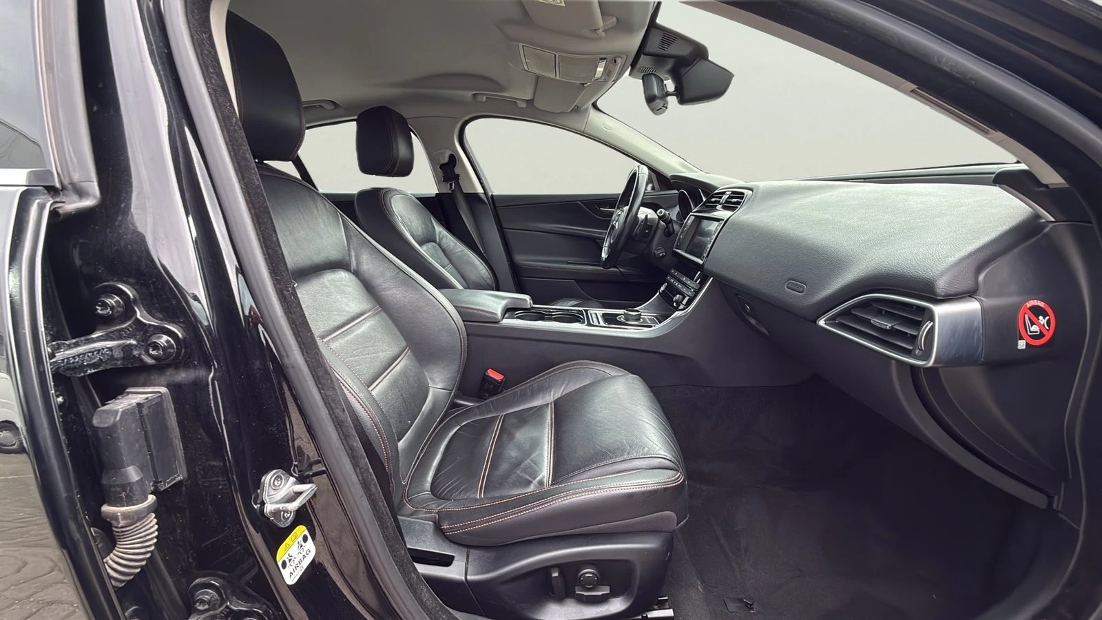 Jaguar XE 2.0 D, снимка 12 - Автомобили и джипове - 54108381